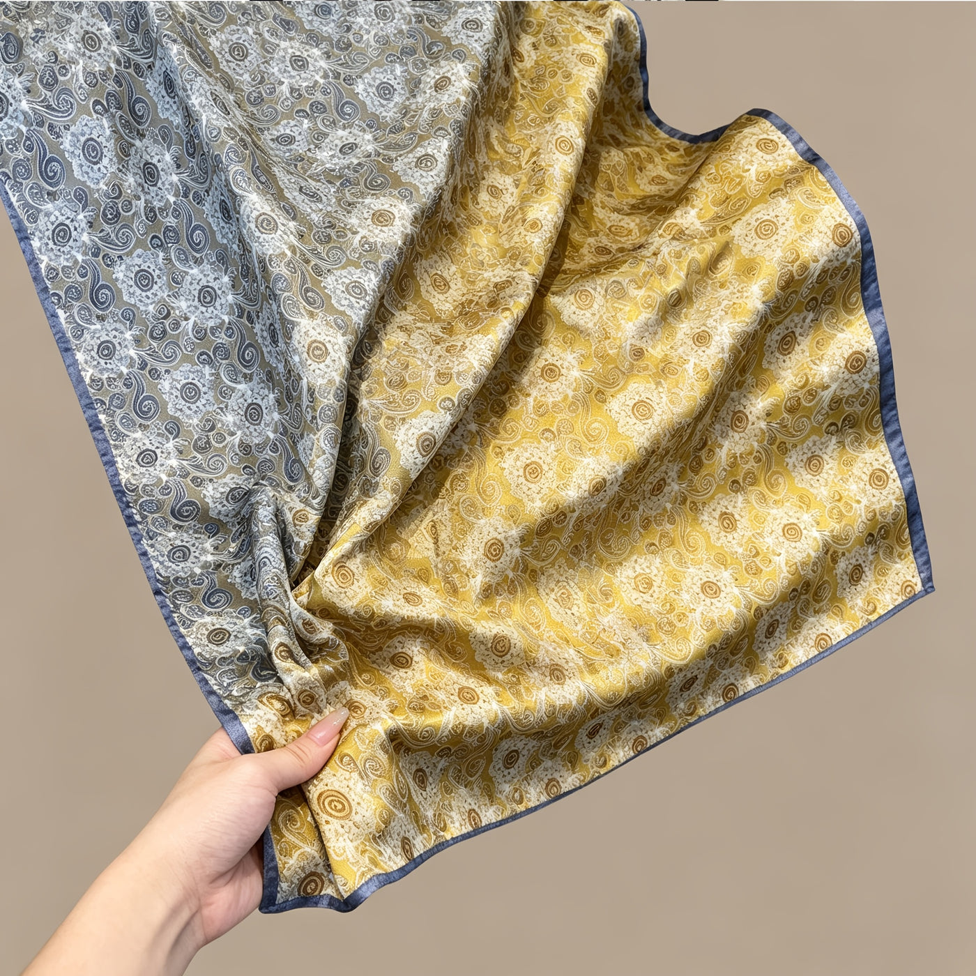 Pañuelo de Seda Azul y Dorado con Espirales | CasaKimo Silk