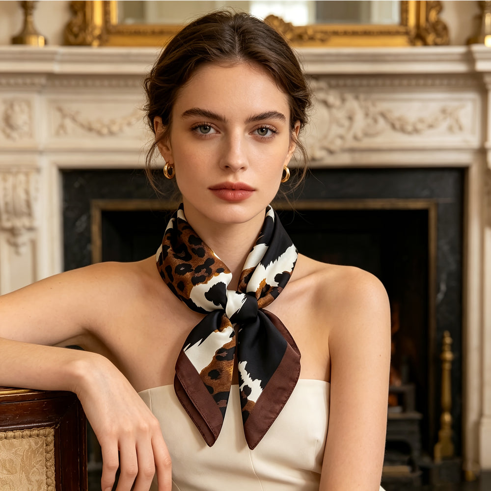 Pañuelo de Seda Blanco y Negro con Leopardo | CasaKimo Silk